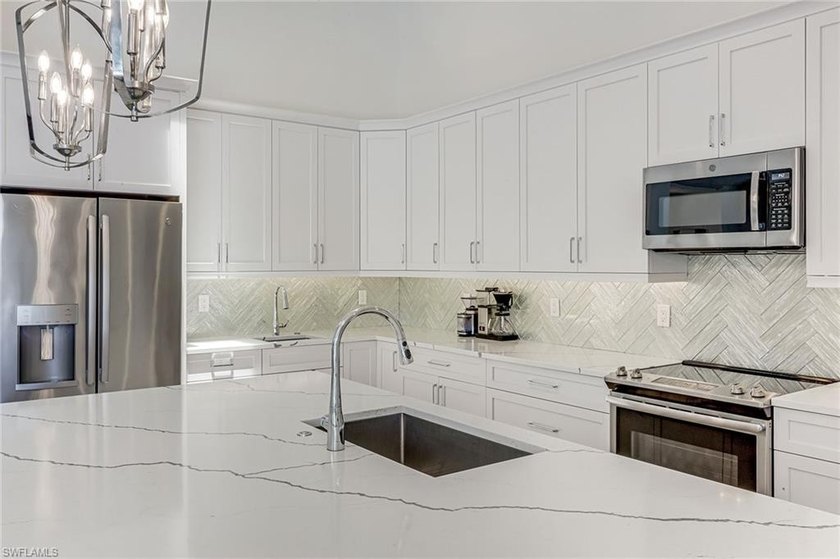 A rare offering, this fully renovated three-bedroom-plus-den - photo 11