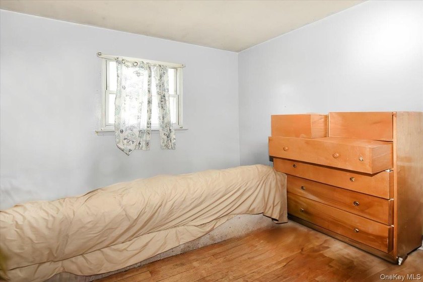 Welcome to this well-maintained 3-bedroom, 2.5-bathroom home in - photo 11