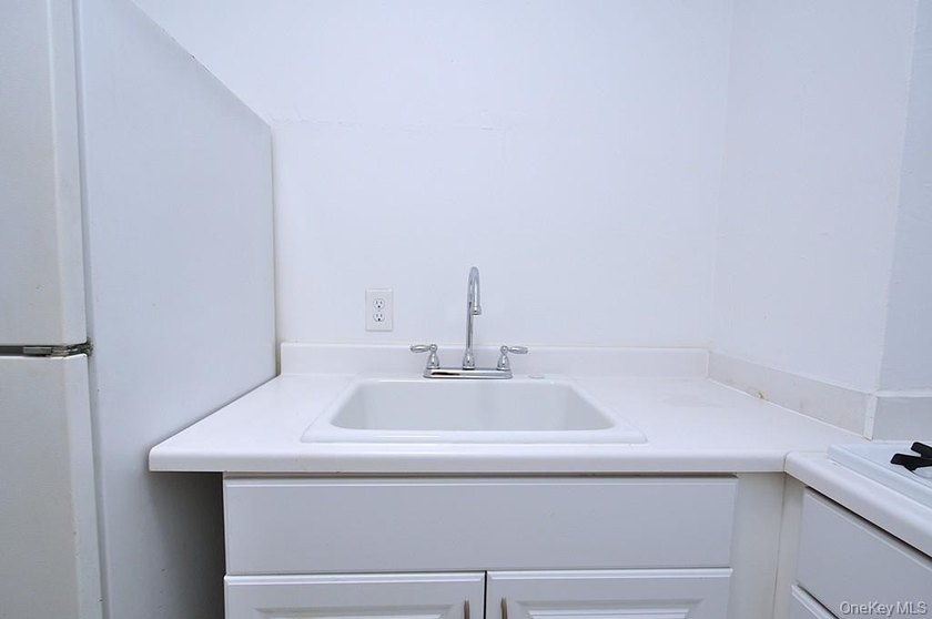 Welcome to this bright and inviting studio CO-OP in the - photo 11