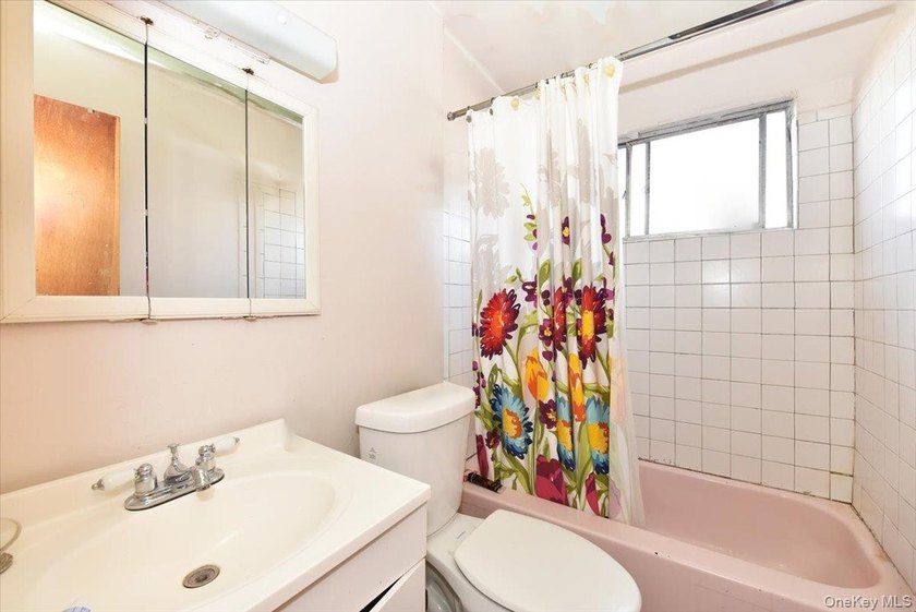 Welcome to this well-maintained 3-bedroom, 2.5-bathroom home in - photo 12