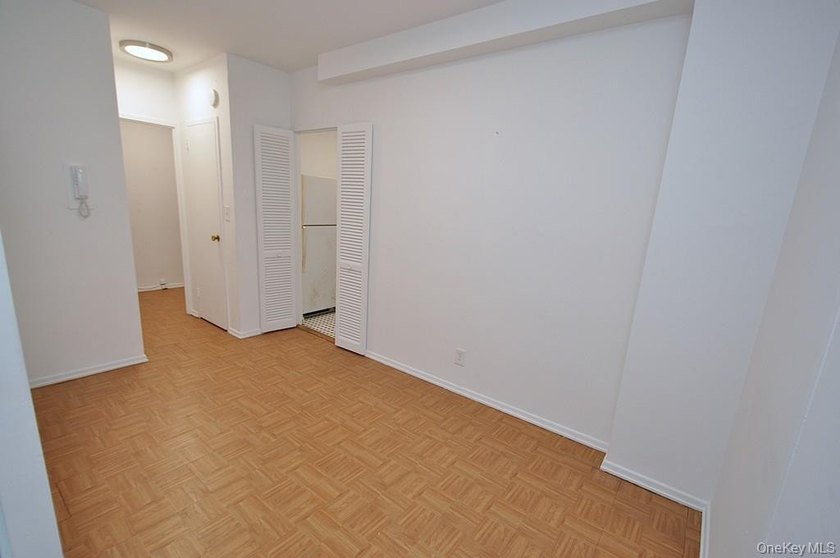Welcome to this bright and inviting studio CO-OP in the - photo 12