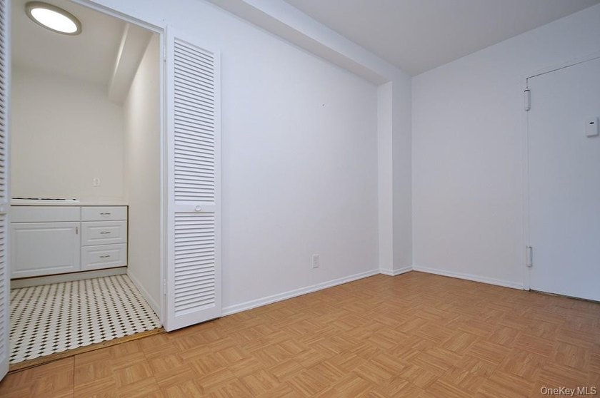 Welcome to this bright and inviting studio CO-OP in the - photo 13
