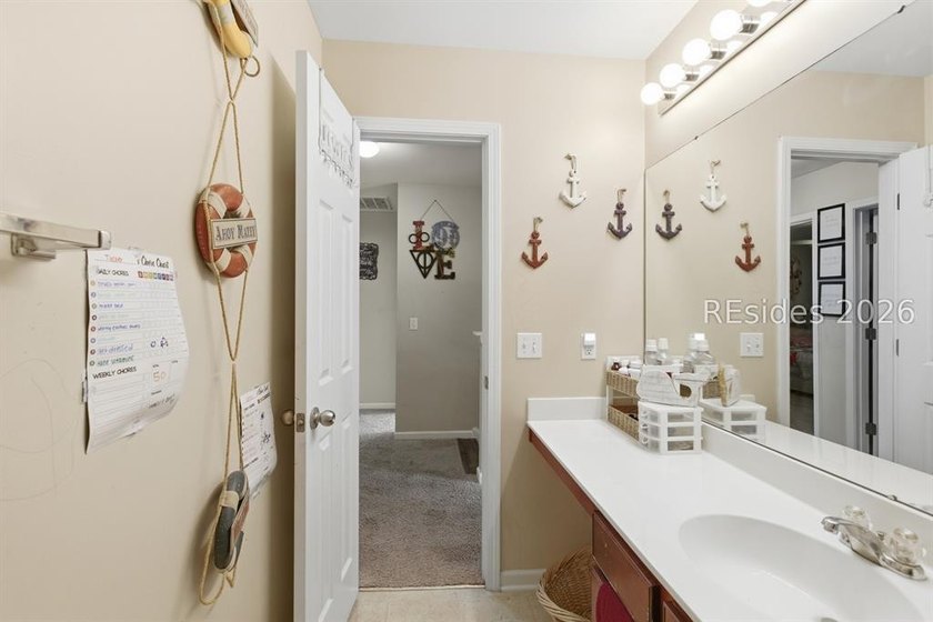 Welcome to this 4-bed, 2.5-bath with a great family floorplan - photo 15