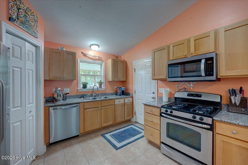 Welcome to 100 Bandon Drive, a well-maintained 3-bedroom, 2-bath - photo 32
