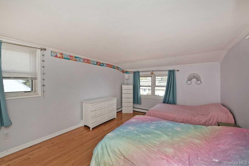 Don't miss out on this GEM in Lindenhurst. Enormous, welcoming - photo 15