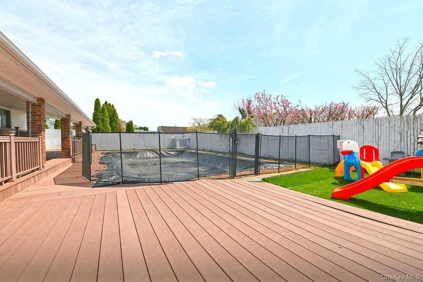 Don't miss out on this GEM in Lindenhurst. Enormous, welcoming - photo 21