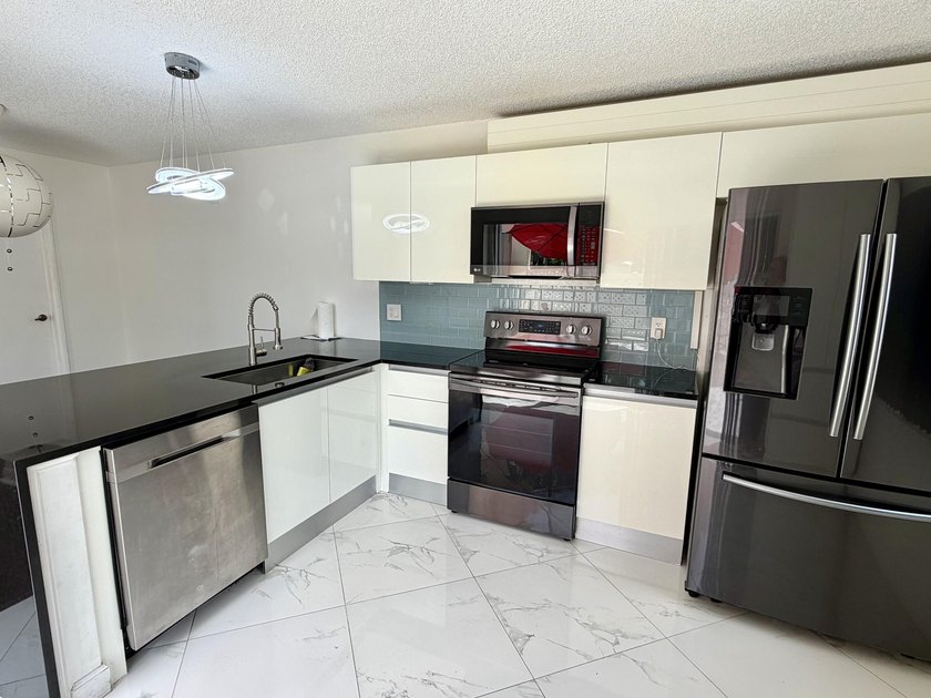 Welcome to Wellesley at Lake Clarke Shores! This beautifully - photo 12