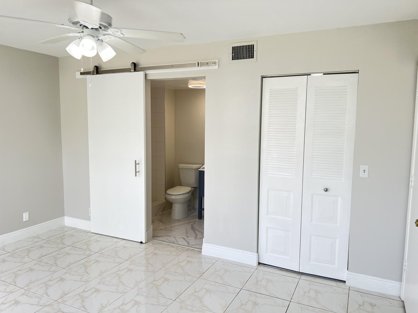Light and Bright RENOVATED Large 1 bedroom with 2 full baths - photo 13