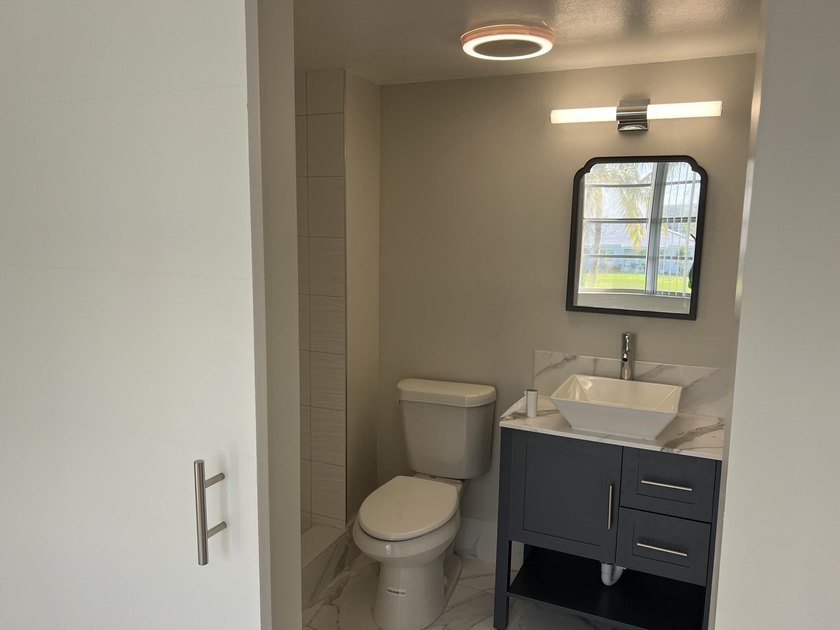 Light and Bright RENOVATED Large 1 bedroom with 2 full baths - photo 15