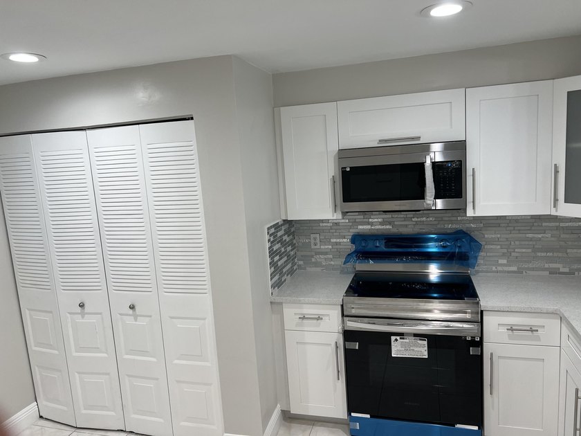 Light and Bright RENOVATED Large 1 bedroom with 2 full baths - photo 20