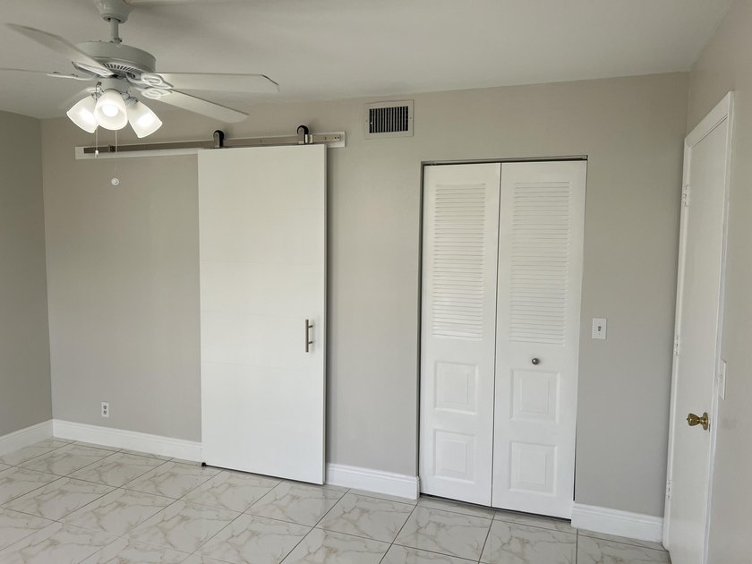 Light and Bright RENOVATED Large 1 bedroom with 2 full baths - photo 21