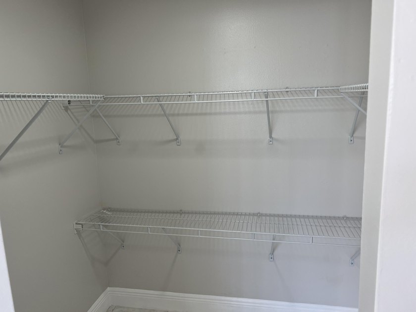 Light and Bright RENOVATED Large 1 bedroom with 2 full baths - photo 22