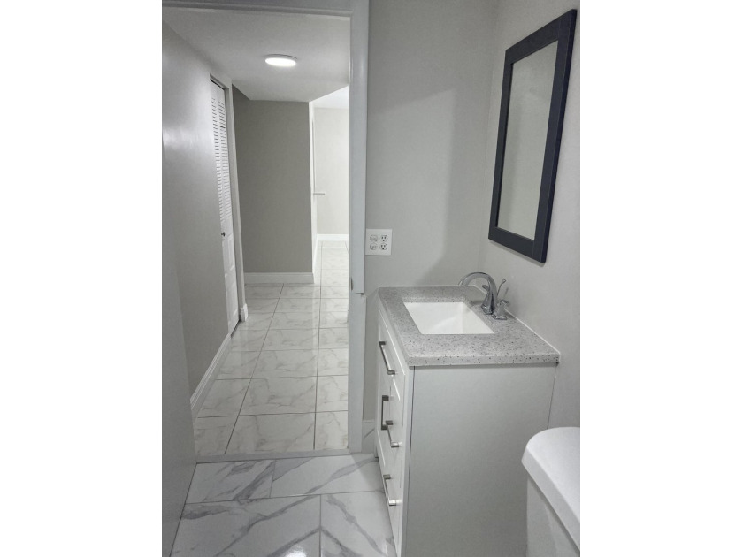 Light and Bright RENOVATED Large 1 bedroom with 2 full baths - photo 23
