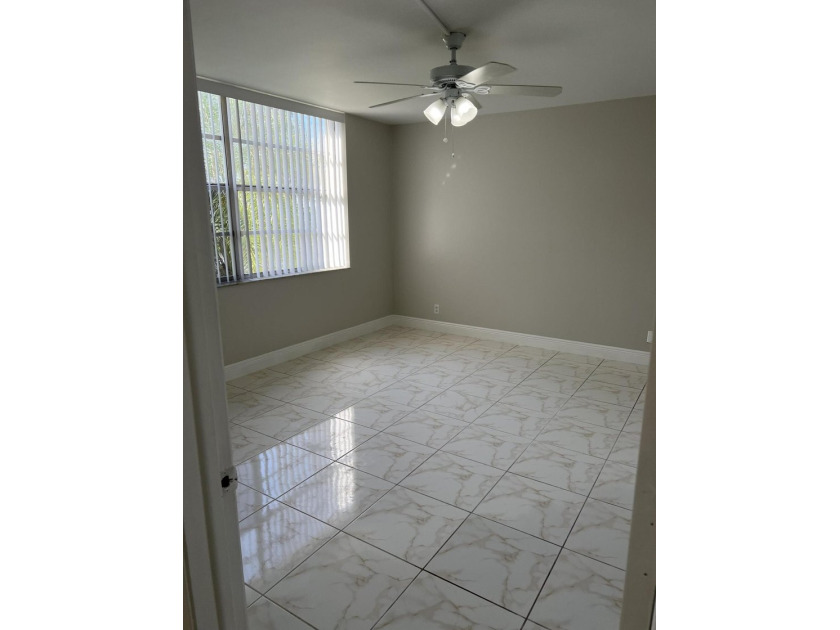 Light and Bright RENOVATED Large 1 bedroom with 2 full baths - photo 31