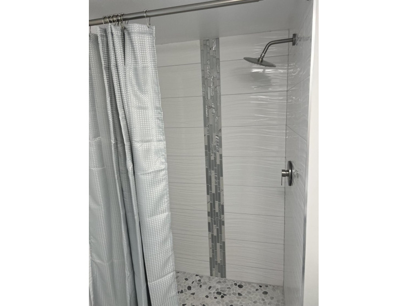Light and Bright RENOVATED Large 1 bedroom with 2 full baths - photo 34