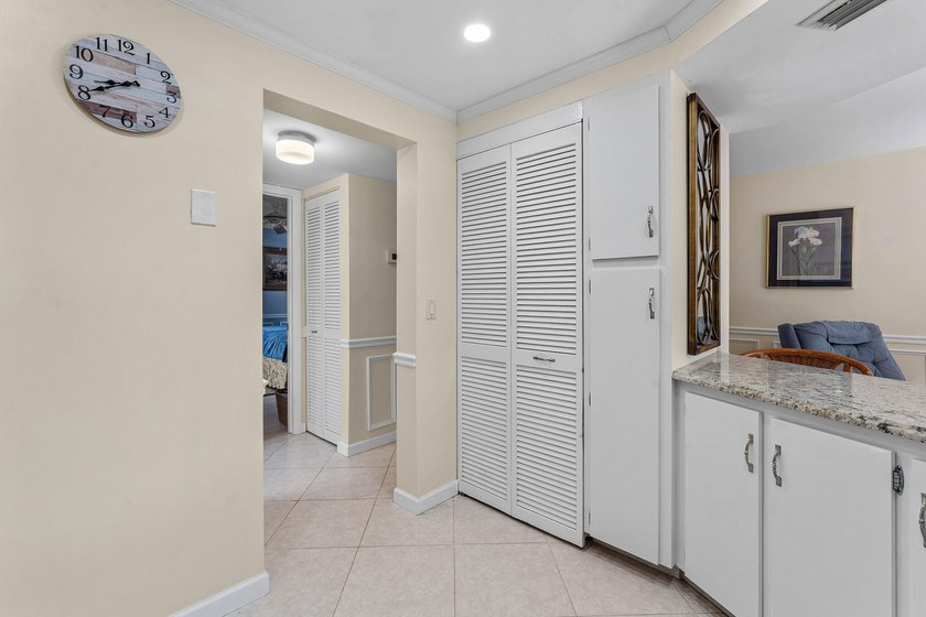 Live the Jupiter beach lifestyle in this charming 1 bed, 1.5 - photo 11