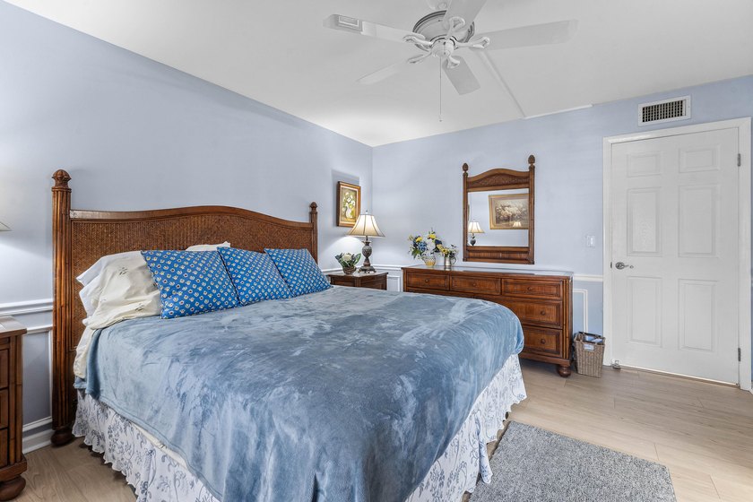Live the Jupiter beach lifestyle in this charming 1 bed, 1.5 - photo 15