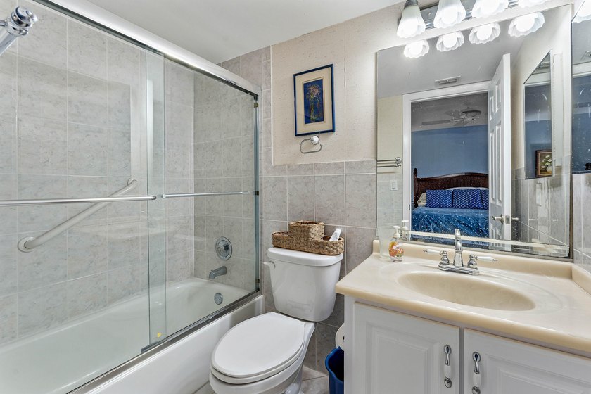 Live the Jupiter beach lifestyle in this charming 1 bed, 1.5 - photo 16