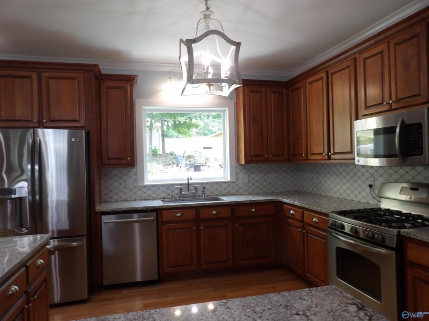 Waterfront home, Signal Point community, Guntersville city - photo 17