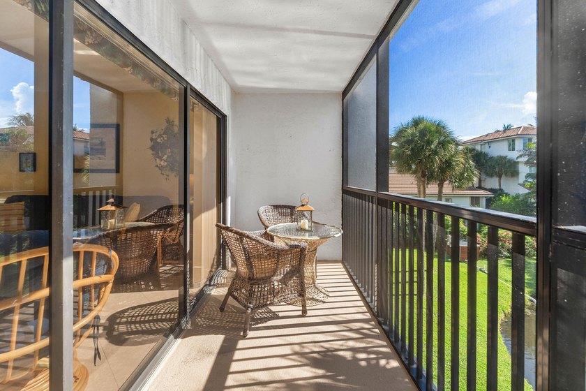 Live the Jupiter beach lifestyle in this charming 1 bed, 1.5 - photo 17