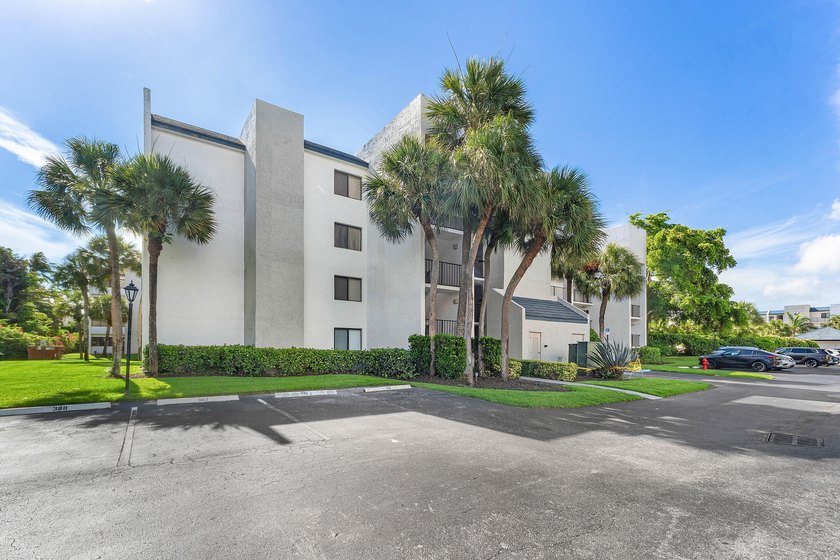 Live the Jupiter beach lifestyle in this charming 1 bed, 1.5 - photo 22