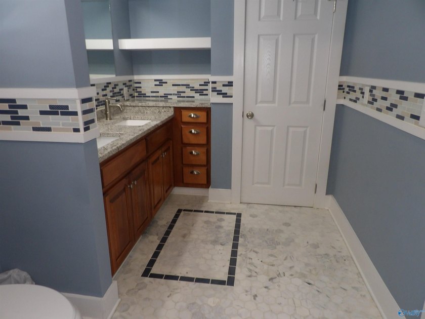 Waterfront home, Signal Point community, Guntersville city - photo 30