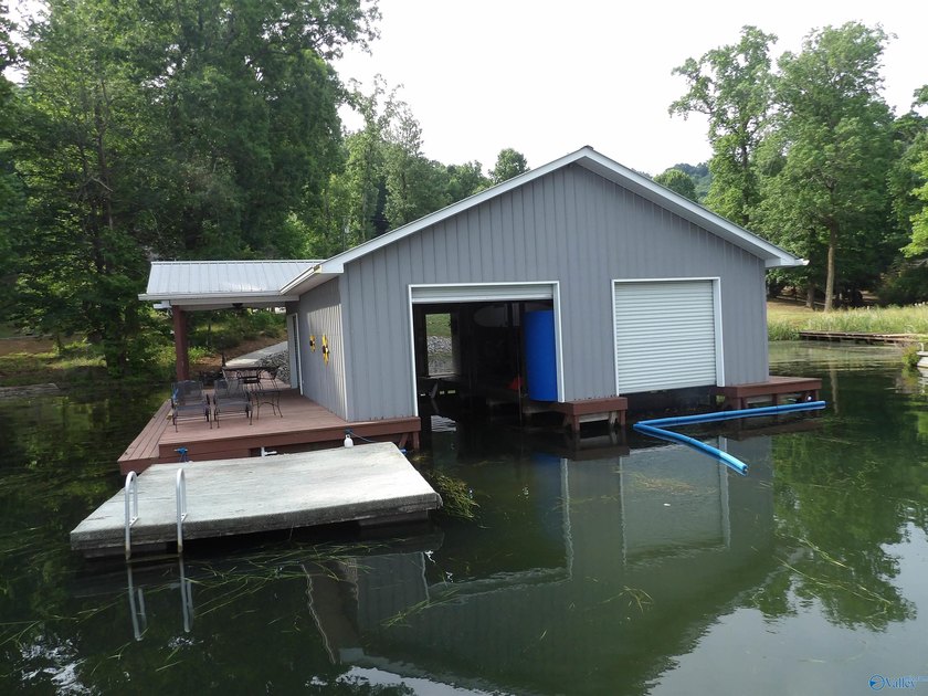 Waterfront home, Signal Point community, Guntersville city - photo 34