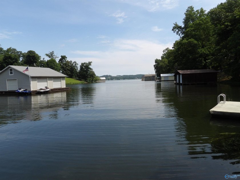 Waterfront home, Signal Point community, Guntersville city - photo 37