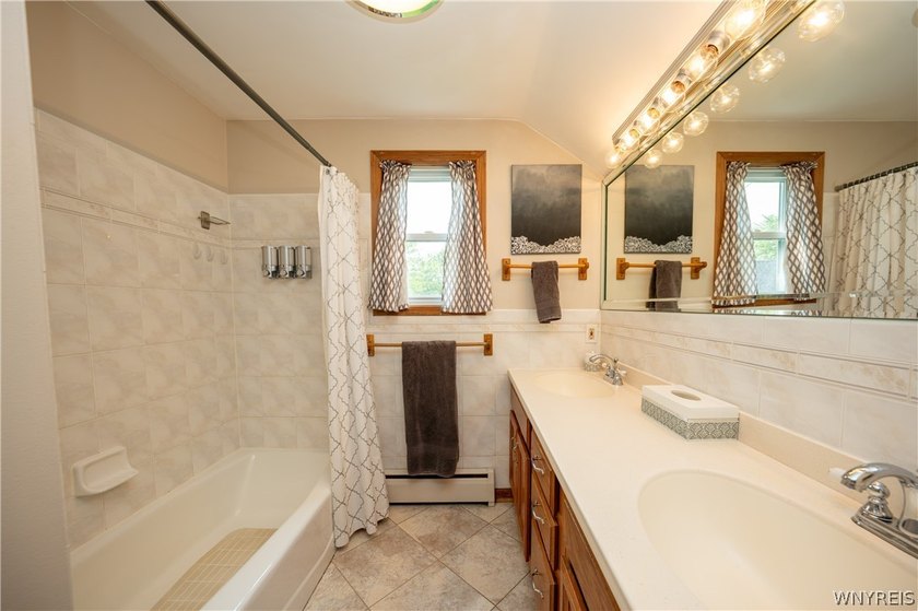 Welcome home to this inviting 4-bedroom, 1.5-bath residence - photo 28