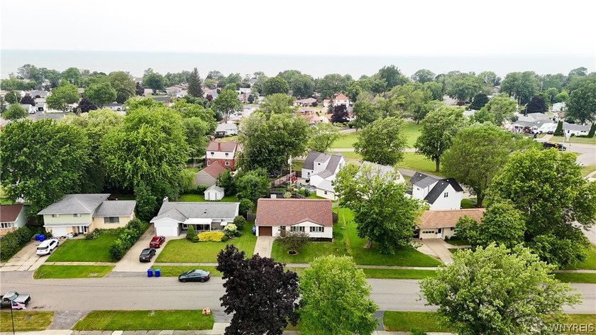 Welcome home to this inviting 4-bedroom, 1.5-bath residence - photo 40
