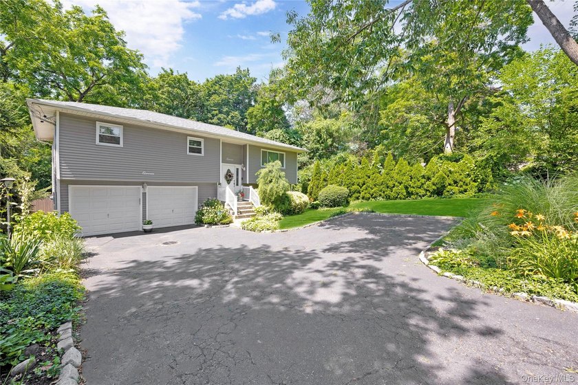Welcome to 11 Margaret Lane a beautifully maintained high ranch - photo 4