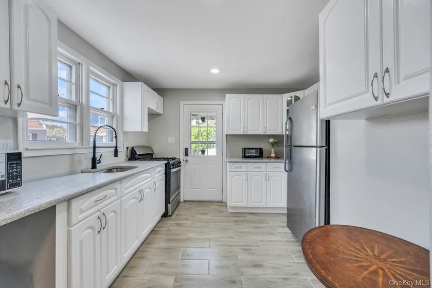 Charming Cape Cod-style 4-bedroom, 2-bathroom home offering a - photo 14