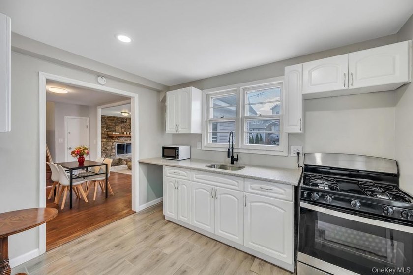 Charming Cape Cod-style 4-bedroom, 2-bathroom home offering a - photo 16