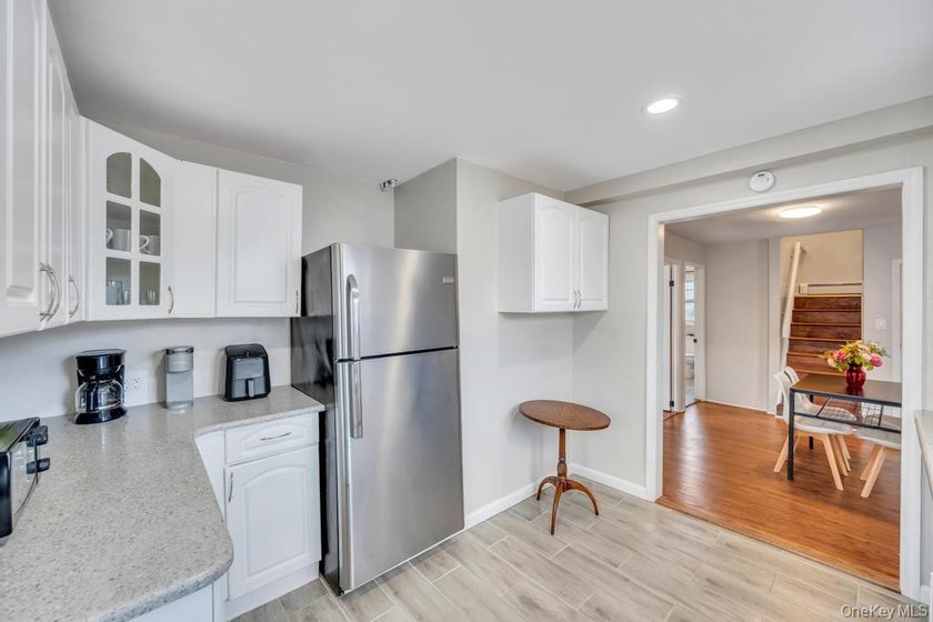 Charming Cape Cod-style 4-bedroom, 2-bathroom home offering a - photo 17