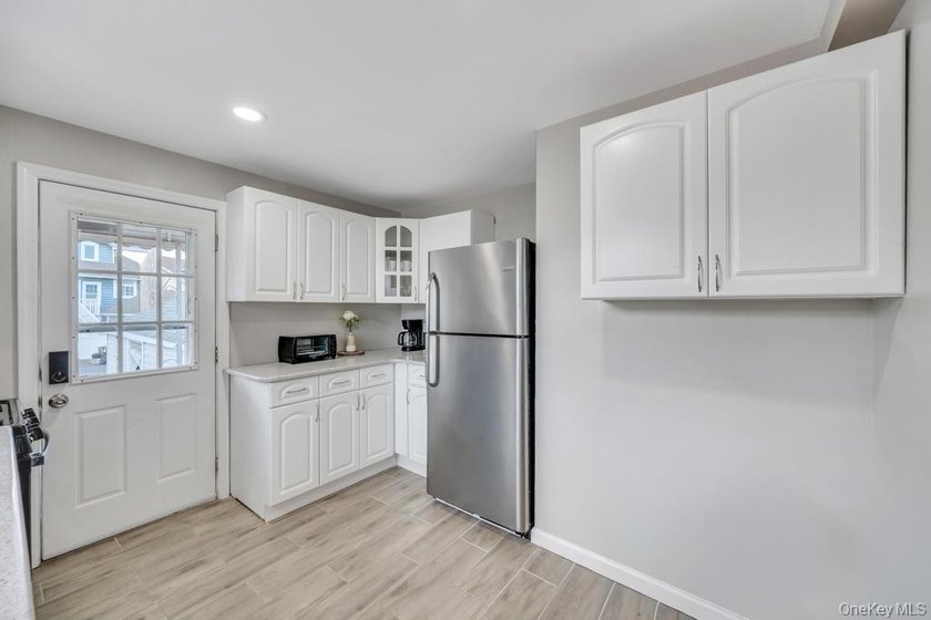 Charming Cape Cod-style 4-bedroom, 2-bathroom home offering a - photo 18
