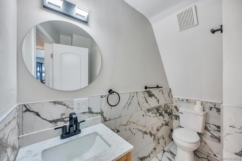 Charming Cape Cod-style 4-bedroom, 2-bathroom home offering a - photo 21