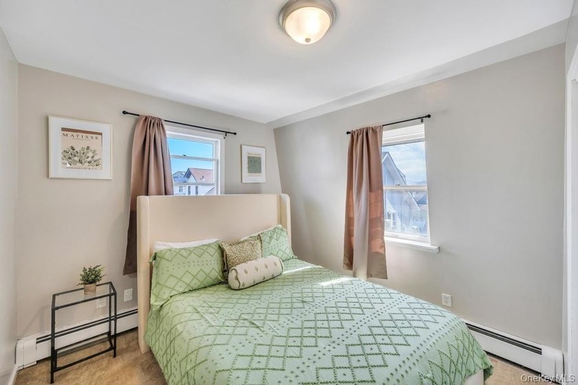 Charming Cape Cod-style 4-bedroom, 2-bathroom home offering a - photo 23