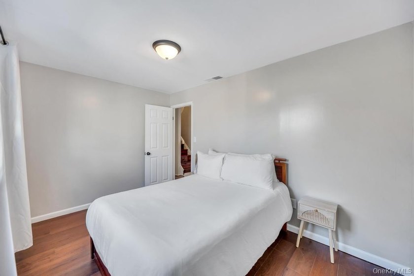 Charming Cape Cod-style 4-bedroom, 2-bathroom home offering a - photo 29