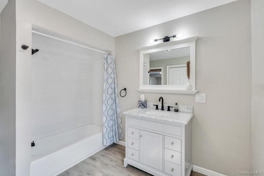 Charming Cape Cod-style 4-bedroom, 2-bathroom home offering a - photo 30