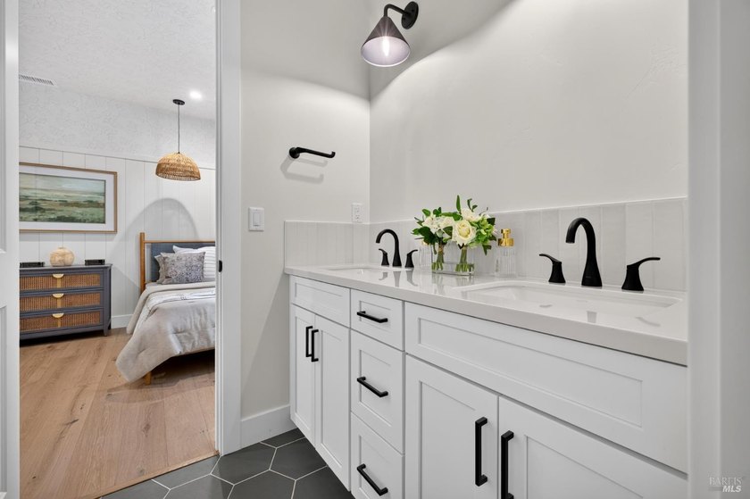 Experience the elegance of Napa Valley living in The Laurel, a - photo 11
