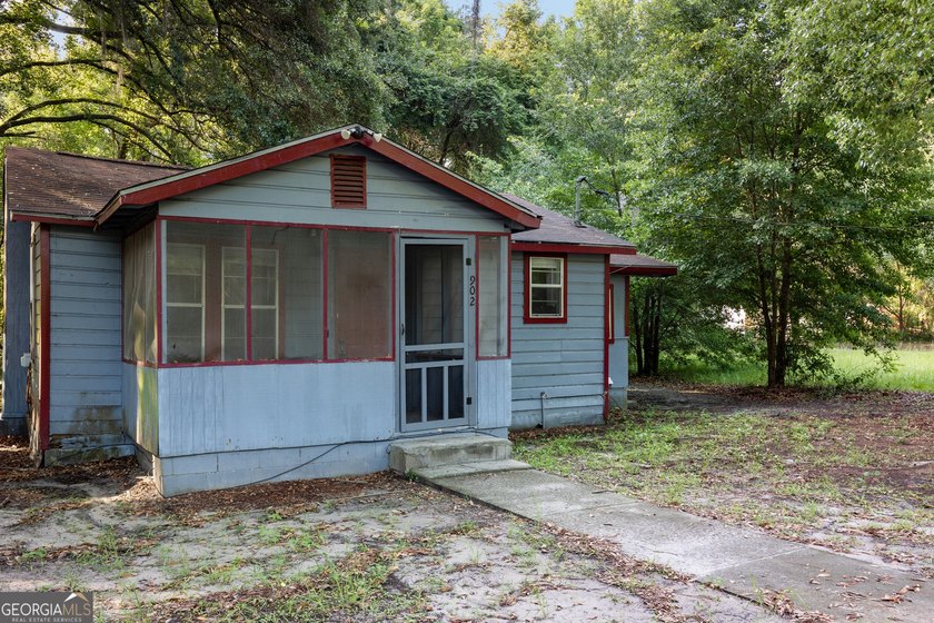 Charming opportunity in historic Darien! Ideally located in an - photo 4