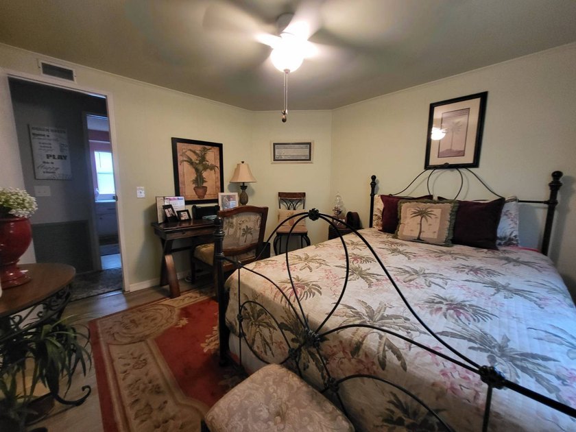 Adorable beachy bungalow is immaculate and in great condition! - photo 31