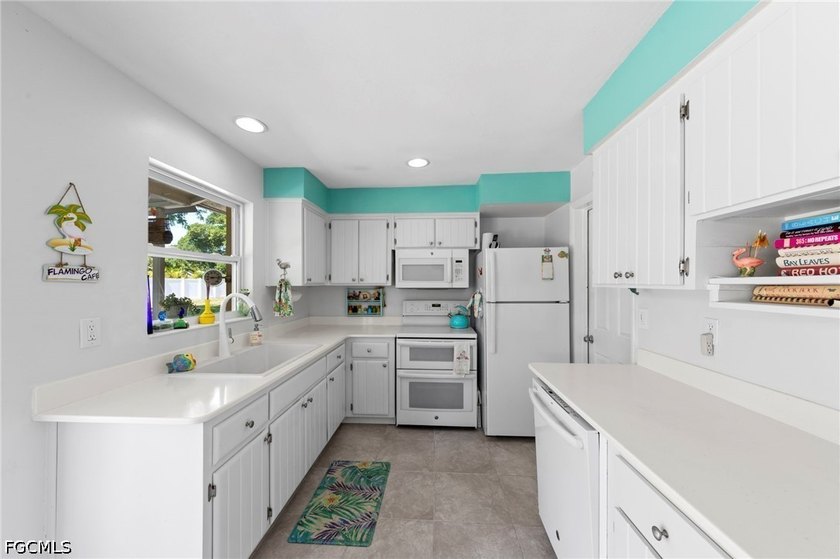 Picture-perfect single-family home with a tropical vibe - photo 12