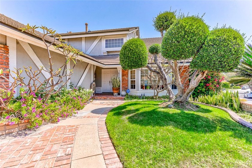 This Exquisite Residence Offers a Rare Balance of Thoughtful - photo 2