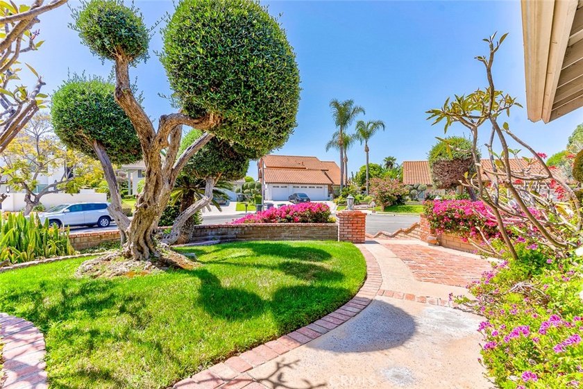 This Exquisite Residence Offers a Rare Balance of Thoughtful - photo 3