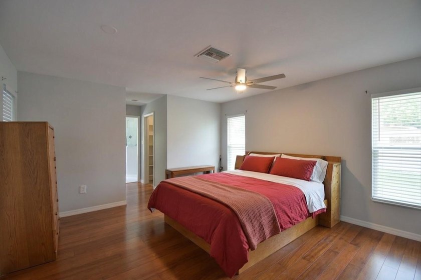 Virtually Staged. Welcome to this beautifully maintained - photo 8