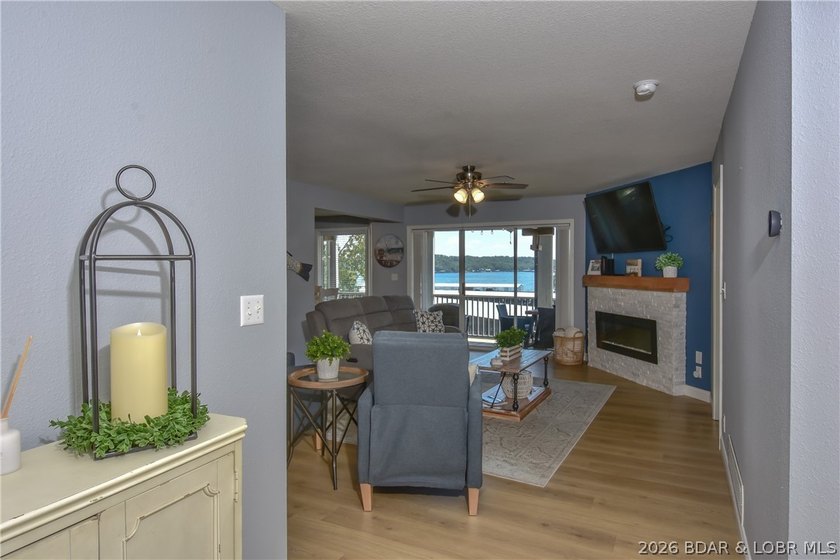 Beautiful condo with very tasteful style and colors! The unit - photo 3