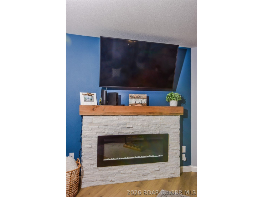 Beautiful condo with very tasteful style and colors! The unit - photo 5