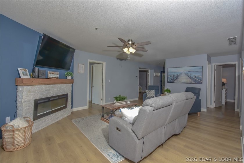 Beautiful condo with very tasteful style and colors! The unit - photo 6