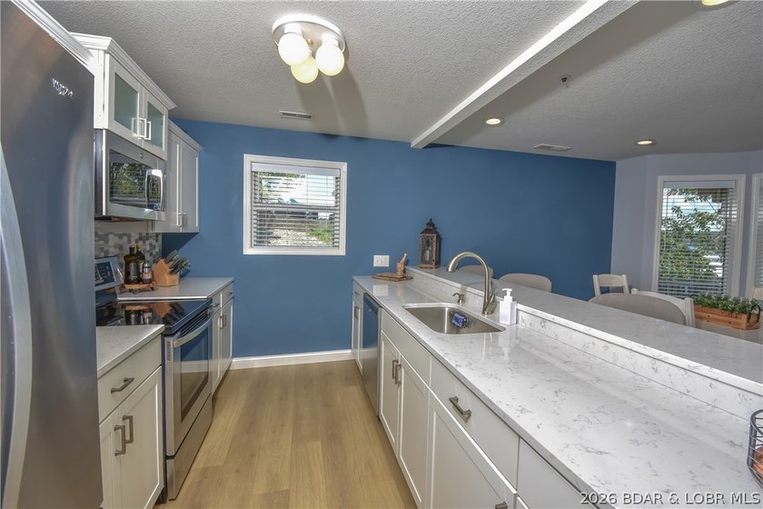 Beautiful condo with very tasteful style and colors! The unit - photo 10